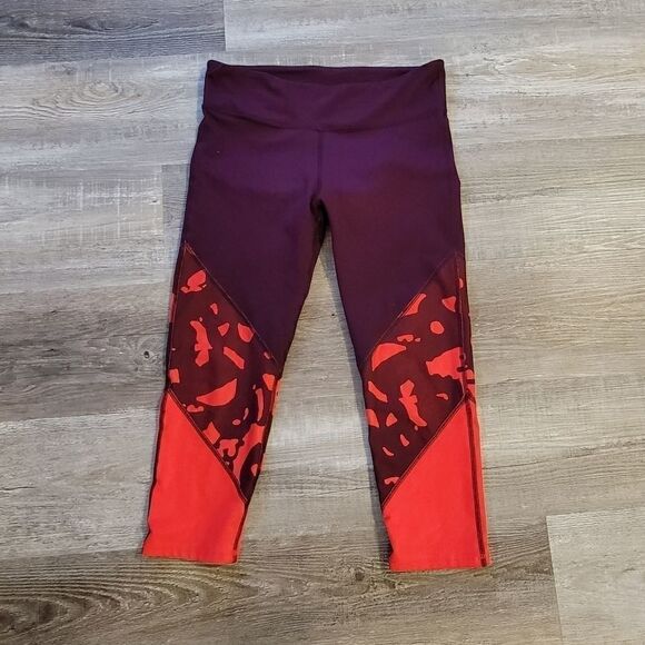 Fabletics Brogan Capri Burgundy Floral small - Picture 3 of 4